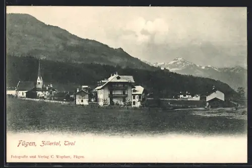 AK Fügen /Zillertal, Ortspanorama mit Kirche und Bergspitze