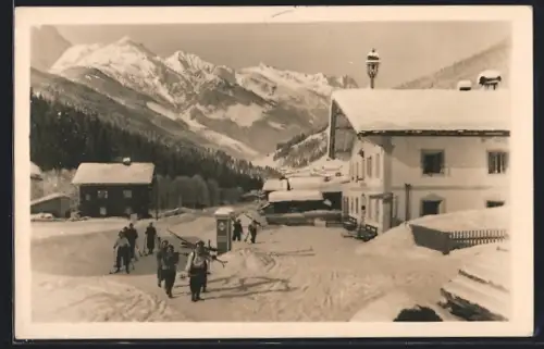 AK Gerlos, Ortsansicht mit Gasthof Oberwirt im Winter, Skifahrer
