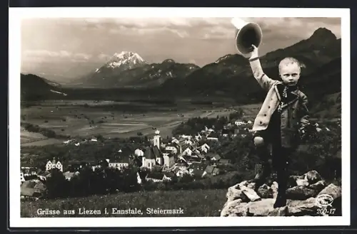 AK Liezen i. Ennstale, Ortspanorama mit Kirche, Kleiner Junge in Tracht