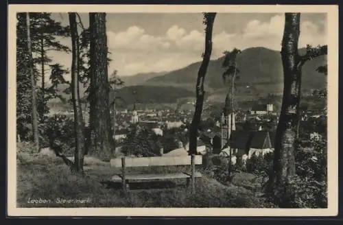 AK Leoben /Steiermark, Sitzbank mit Blick zur Kirche