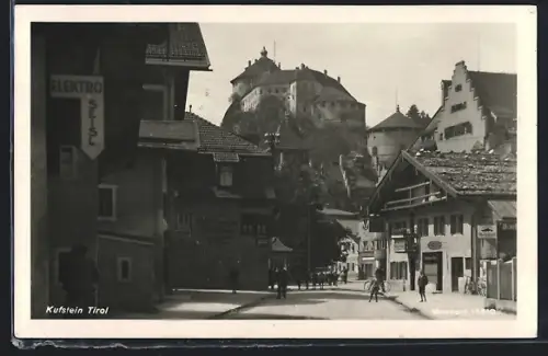 AK Kufstein, Strassenpartie, Blick zur Festung