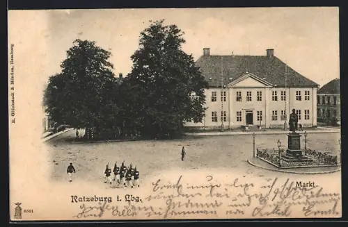 AK Ratzeburg i. Lbg., Markt mit Denkmal