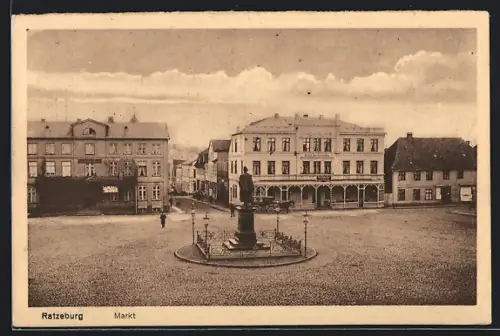 AK Ratzeburg, Markt mit Denkmal