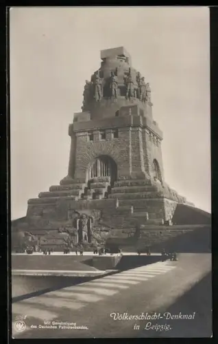 AK Leipzig, Völkerschlachtdenkmal, Aus der Froschperspektive