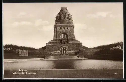 AK Leipzig, Völkerschlachtdenkmal mit Wasserbecken