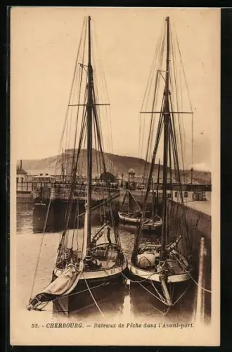 AK Cherbourg, Bateaux da Pêche dans l`Avant-port