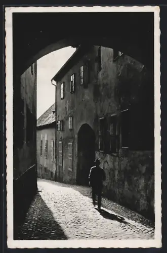 AK Maribor / Marburg, Idyllische Gasse mit Blick durch einen Torbogen