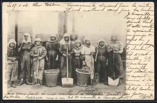 AK Denain, Groupe de Cafus avec paniers et pelles devant un bâtiment industriel