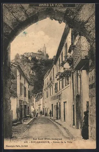 AK Roc-Amadour, Entrée de la Ville sous une arche pittoresque