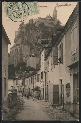 AK Rocamadour, Vue de la rue principale avec le sanctuaire perché sur la falaise