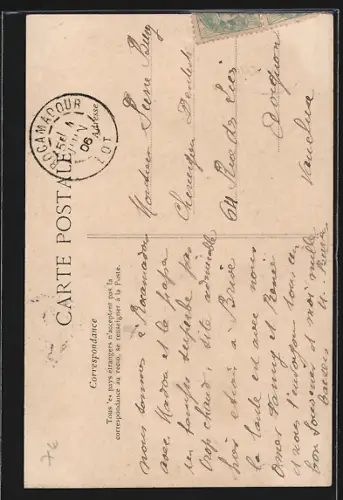 AK Rocamadour, Vue de la rue principale avec le sanctuaire perché sur la falaise