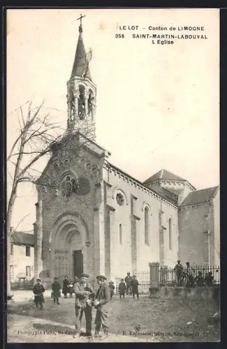 AK Saint-Martin-Labouval /Lot, L`Église avec des habitants devant le portail