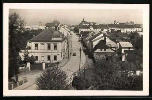 AK Solnice, Strassenpartie mit Ortsansicht aus der Vogelschau