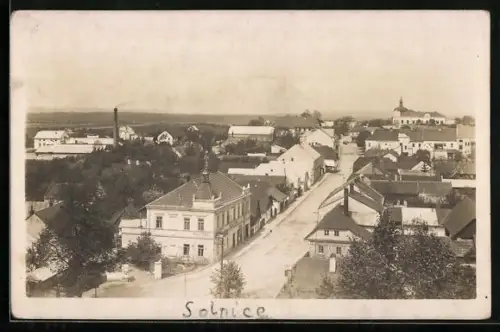 AK Solnice, Ortspanorama mit Fabrikschlot u. Strasse aus der Vogelschau