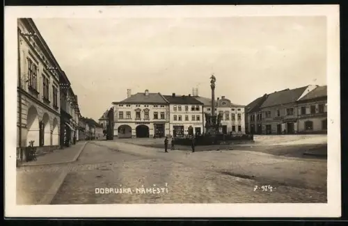 AK Dobruska, Námestí mit Säule und Geschäften
