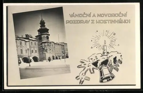 AK Hostinne, Ortspartie mit Hostel, Kerze und Glocke, Neujahrsgruss