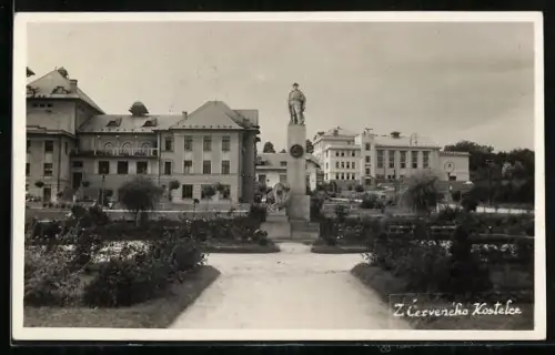 AK Cerveny Kostelec, Denkmal mit Anlage u. Häuserpanorama
