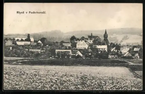 AK Rtyne v Podkrkonosi, Ortspanorama von einem Acker aus