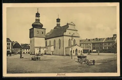 AK Nachod, Platzpartie mit Kirche und Brunnen