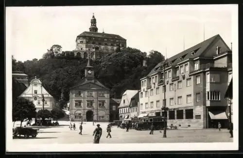 AK Nachod, Ortspartie, Platz mit Schloss