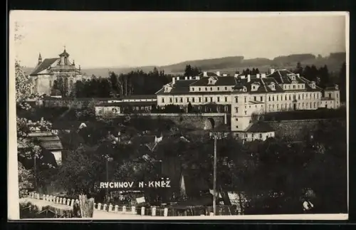 AK Rychnov n. Knez, Teilansicht mit Kirche aus der Vogelschau