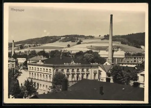 AK Hronov, Teilansicht mit Fabrikschloten aus der Vogelschau