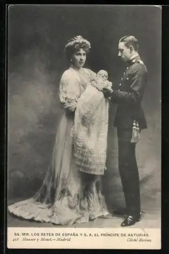 AK Königspaar von Spanien mit ihrem Sohn