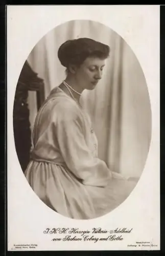 AK Herzogin Victoria Adelheid von Sachsen-Coburg-Gotha trägt eine Perlenkette