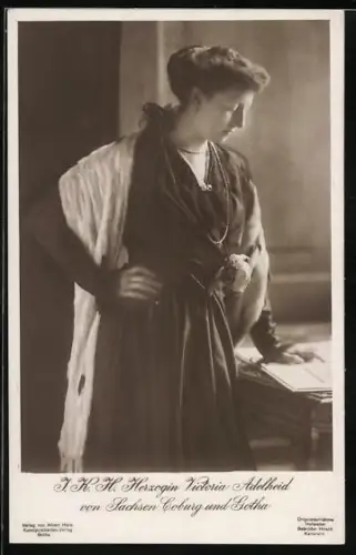 AK Herzogin Victoria Adelheid von Sachsen-Coburg-Gotha am Schreibtisch