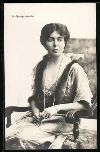 AK Kronprinsessa von Schweden als elegant gekleidete junge Dame