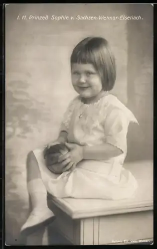 AK Prinzessin Sophie von Sachsen-Weimar-Eisenach mit einem Ball in den Händen