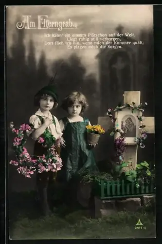 AK Zwei Kinder legen Blumen an das Grab ihrer Eltern