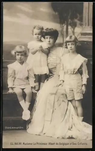 AK S. M. La Reine Elisabeth et Ses Enfants