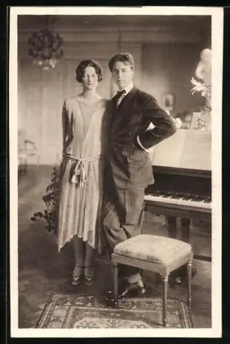 AK Stockholm, Le Roi Leopold III et la Reine Astrid von Belgien in einem Zimmer neben einem Klavier