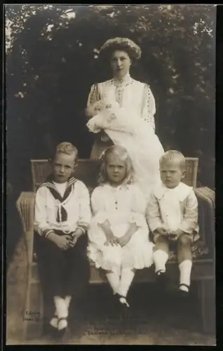 AK Erbprinz Johann Leopold, K. M. Herzogin Victoria Adelheid u. Prinzessin Karoline Mathilde von Sachsen-Coburg-Gotha