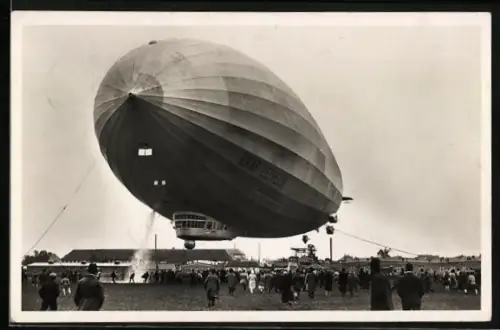 AK Luftschiff LZ 127 Graf Zeppelin lässt Wasserballast bei der Landung ab