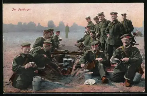 AK Soldaten bei der Mittagsmahlzeit im Feldlager, 1. Weltkrieg