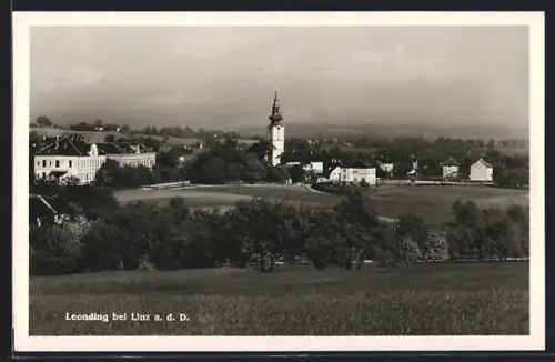 AK Leonding, Ortsansicht mit Kirche vom Feld aus