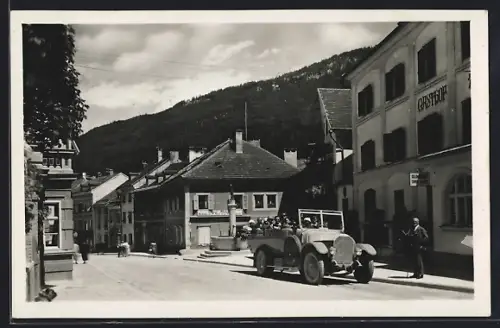AK Steinach a. Brenner, Gasthof mit Touristenbus, Brunnen u. Strasse