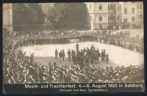 AK Salzburg, Musik- u. Trachtenfest 1923, Versammlung mit Blasorchester auf einem Platz