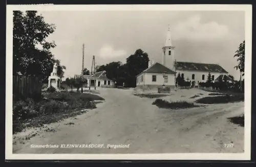 AK Grosswarasdorf, Kleinwarasdorf, Strassenpartie mit Kirche