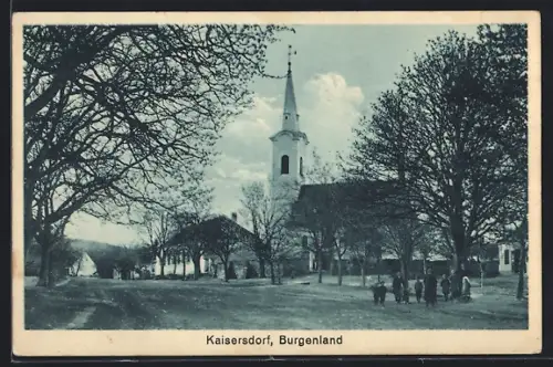 AK Kaisersdorf /Burgenland, Strassenpartie mit Kirchenpanorama, Kindergruppe