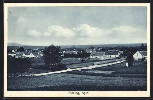 AK Ritzing /Burgenland, Ortspanorama mit Feldern und Landstrasse