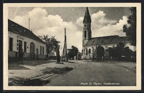 AK St. Martin /Niederdonau, Geschäftshaus mit Tankstelle und Kirche, Strassenpartie
