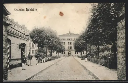 AK Berlin-Spandau-Ruhleben, Strassenpartie mit Soldaten