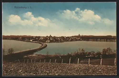 AK Ratzeburg i. L., Blick auf Stadt und See mit Damm