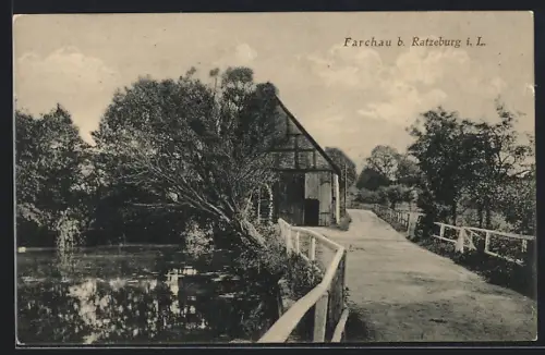 AK Farchau b. Ratzeburg, Fachwerkhaus und Brücke am Wasser