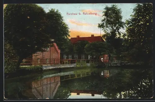 AK Farchau b. Ratzeburg, Gebäude am Wasser, Brücke