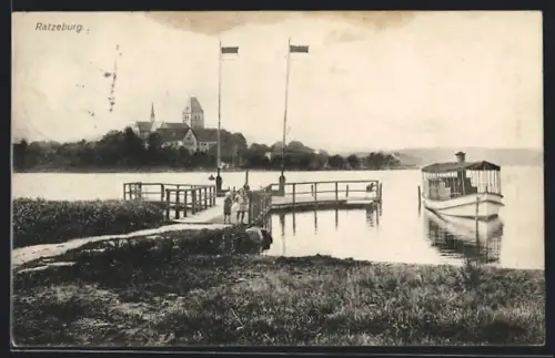 AK Ratzeburg, Steg mit Ausflugsboot und Dom im Hintergrund