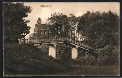AK Ratzeburg, Brücke und Gebäude im Grünen